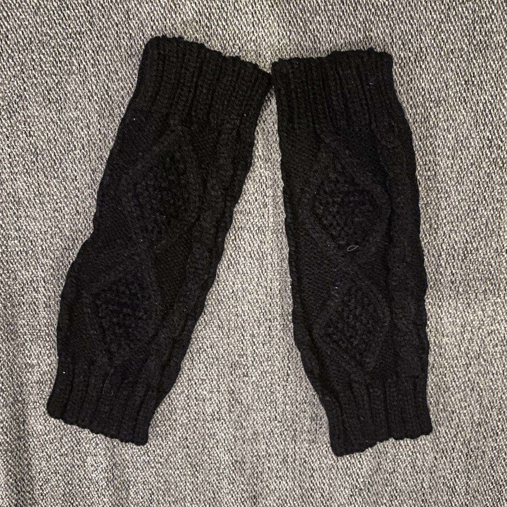 Black knitted wrist warmers 🧤